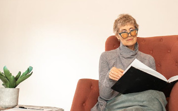 Mujer con presbicia leyendo